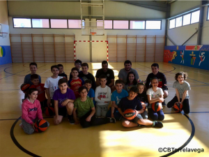 Los jugadores del primer equipo visitando la Sede de Reocín